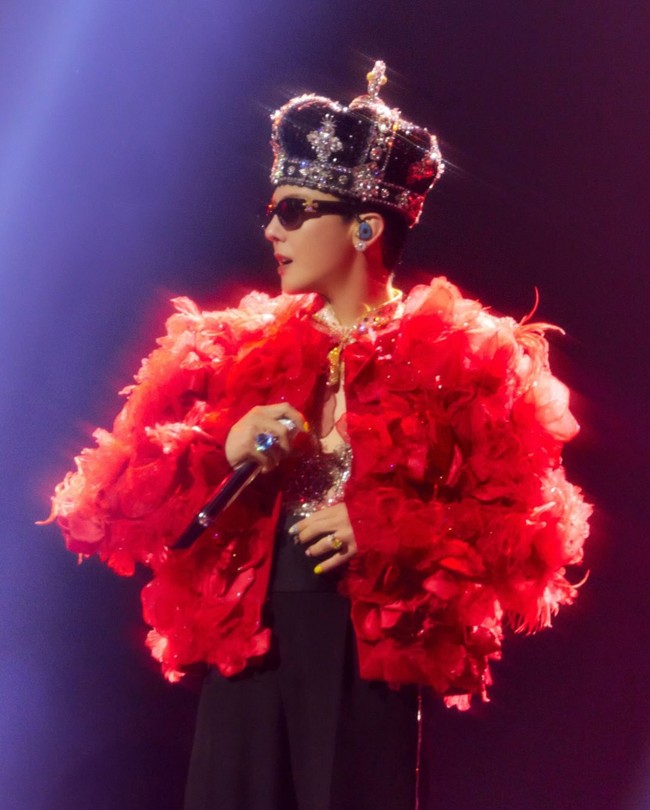 Aksesori bandana memang sudah identik dengan sang idol yang dijuluki King of KPop. Bandana Royale juga tidak dijual untuk umum, hanya ada satu di dunia, milik G-Dragon. Foto: dok. Instagram @xxxibgdrgn