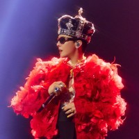 Aksesori bandana memang sudah identik dengan sang idol yang dijuluki King of KPop. Bandana Royale juga tidak dijual untuk umum, hanya ada satu di dunia, milik G-Dragon. Foto: dok. Instagram @xxxibgdrgn