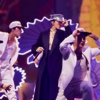 Di bagian tengah bandana terdapat detail bunga daisy, yang sudah menjadi ciri khas G-Dragon. Seperti koleksi liontin yang dirilis brand-nya PEACEMINUSONE dengan Jacob & Co. Foto: dok. Instagram @xxxibgdrgn