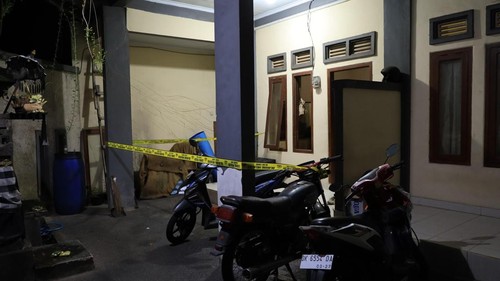 Garis polisi terpasang di depan kamar kos perempuan tewas di Desa Batubulan, Kecamatan Sukawati, Gianyar, Bali, Senin (5/1/2026). (Aryo Mahendro/detikBali)