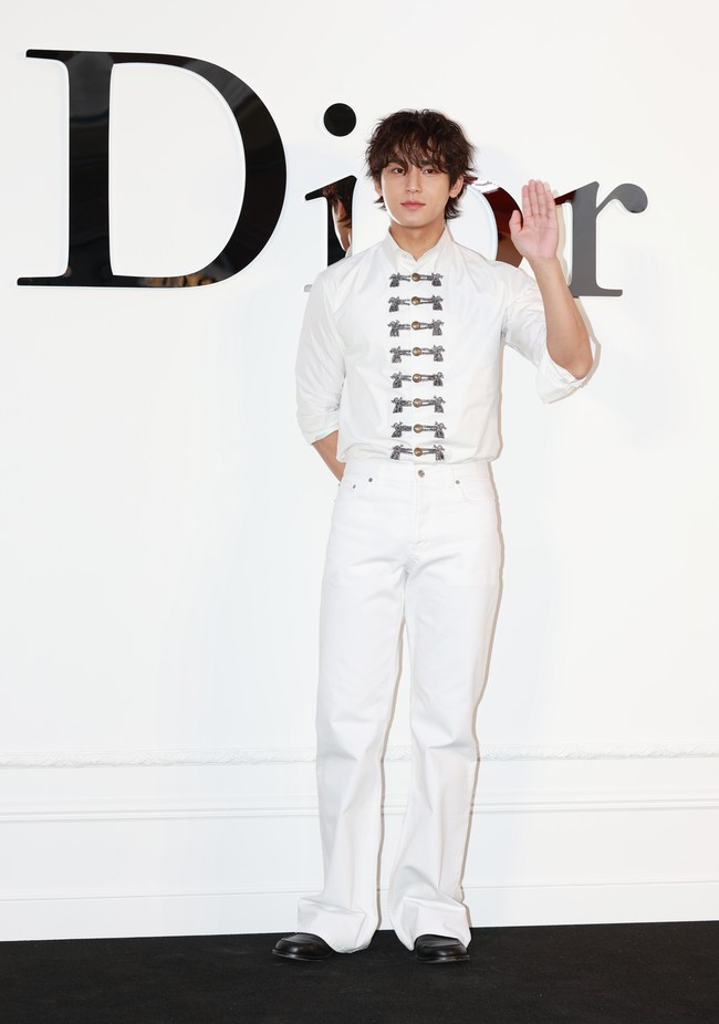 Personel grup KPop SEVENTEEN, Mingyu memancarkan aura pangeran dalam balutan kemeja putih, dengan ornamen pita dan kancing emas. Ia membuktikan eksistensinya setelah diumumkan sebagai brand ambassador DIOR pada 2024. Foto: Getty Images