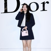 Mantan figure skater Korea Selatan, Yuna Kim menarik perhatian sebagai perwakilan DIOR. Kali ini, ia bergaya semi kasual memakai jaket dan mini skirt berwarna navy, dengan atasan putih bermotif floral. Foto: Getty Images