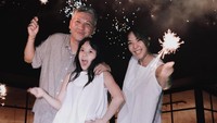 Gisel merayakan tahun baru beberapa waktu lalu bersama anaknya, Gempi, mantan suami, Gading Marten, dan yang lain. (Foto: dok Instagram gisel_la)