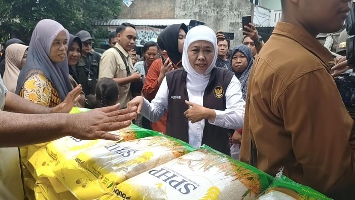 Gubernur Khofifah gelar pasar murah dan bagi beras gratis di Sidoarjo