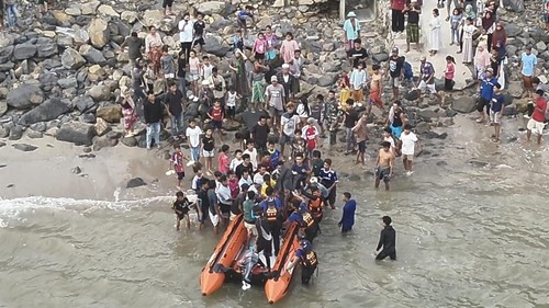SAR Mataram evakuasi seorang guru meninggal dunia saat mancjng di Teluk Sepi, Desa Buwun Mas, Kecamatan Sekotong, Lombok Barat, Kamis (8/1/2026). (Foto: SAR Mataram).