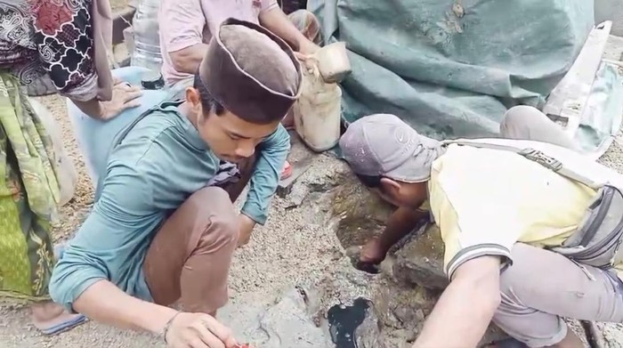 Warga Bangkalan Ngebor Air Malah Keluar Minyak Tanah