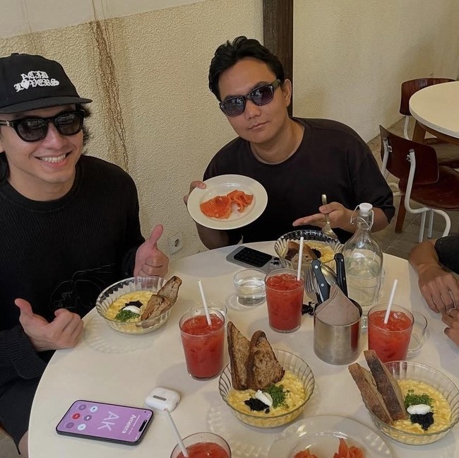 Jefri Nichol Nggak Pernah Skip Makan Bareng Sahabat-sahabatnya