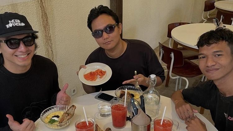 Jefri Nichol Nggak Pernah Skip Makan Bareng Sahabat-sahabatnya