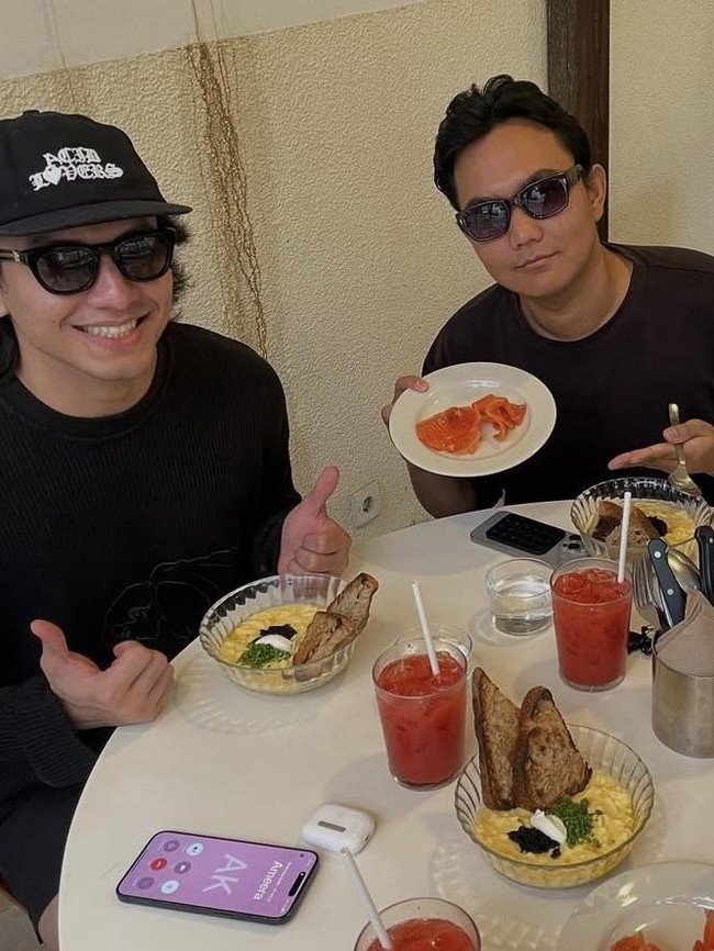 Jefri Nichol Nggak Pernah Skip Makan Bareng Sahabat-sahabatnya