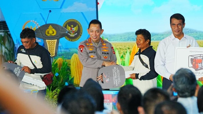 Panen Raya Jagung Serentak di Bekasi, Kapolri Salurkan Alsintan-Sembako Bagi Poktan dan Masyarakat