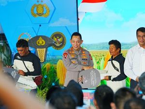 Panen Raya Jagung Serentak di Bekasi, Kapolri Salurkan Alsintan-Sembako Bagi Poktan dan Masyarakat