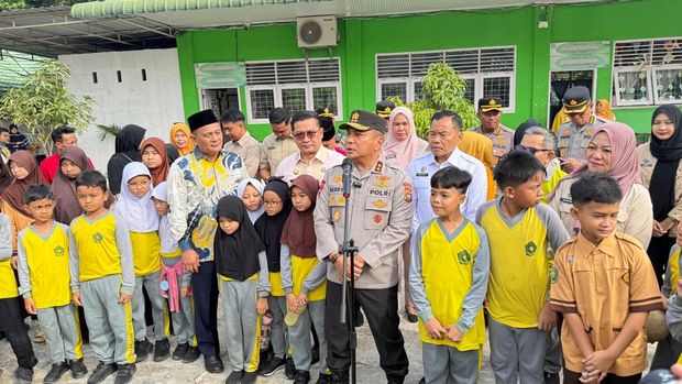 Kapolda Riau Irjen Herry Heryawan memantau pendistribusian Makan Bergizi Gratis di MIN 1 Pekanbaru, Kamis (8/1/2026).