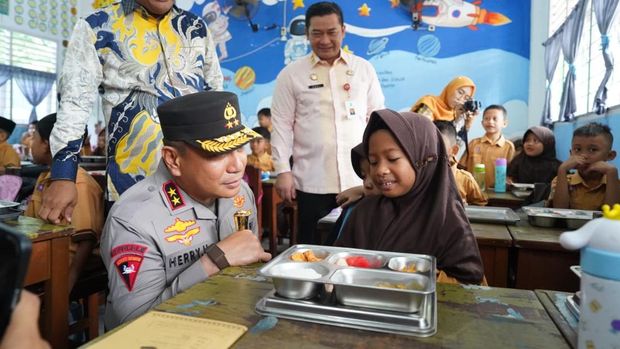 Kapolda Riau Irjen Herry Heryawan memantau pendistribusian MBG di MIN 1 Pekanbaru, Kamis (8/1/2026).