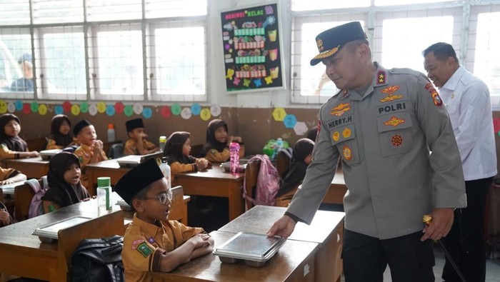 Pantau MBG di Sekolah, Kapolda Riau Beri Kabar Baik bagi Guru hingga Difabel