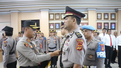 Kapolres Gianyar, AKBP Chandra Citra Kusuma, melantik sejumlah pejabat di Aula Rupatama Catur Prasetya Polres Gianyar, Kamis (8/1/2026). (Dok. Polres Gianyar)
