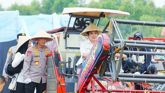 Kapolri dan Ketua Komisi IV DPR Titiek Soeharto