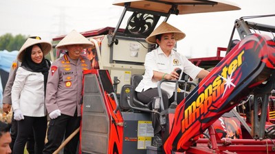 Momen Kapolri-Titiek Soeharto Hadiri Panen Raya Jagung Serentak di Bekasi