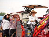 Momen Kapolri-Titiek Soeharto Hadiri Panen Raya Jagung Serentak di Bekasi