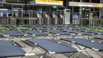 Kasur Darurat untuk Penumpang Terlantar di Bandara Belanda