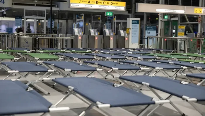 Kasur Darurat untuk Penumpang Terlantar di Bandara Belanda