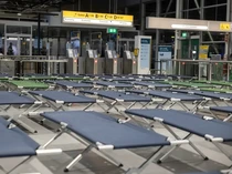 Kasur Darurat untuk Penumpang Terlantar di Bandara Belanda