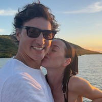 Katy Perry Pamer Liburan Tahun Baru Bareng Justin Trudeau, Beri Kecupan Manis