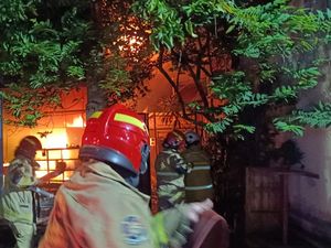 Rumah di Simogunung Surabaya Terbakar, 6 Penghuni Terluka