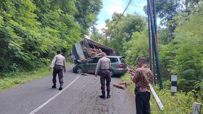 Truk Angkut Kayu Terguling Timpa Mobil di Tanjakan Kaliurang Bantul
