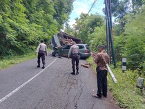 Truk Angkut Kayu Terguling Timpa Mobil di Tanjakan Kaliurang Bantul