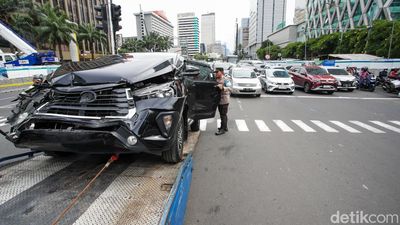 Kecelakaan Mobil Pribadi di Thamrin, Bagian Depan Ringsek