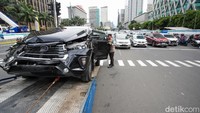 Sebuah mobil mengalami kecelakaan di Jalan M.H. Thamrin, Jakarta, Kamis (8/1/2026).