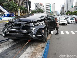 Kecelakaan Mobil Pribadi di Thamrin, Bagian Depan Ringsek