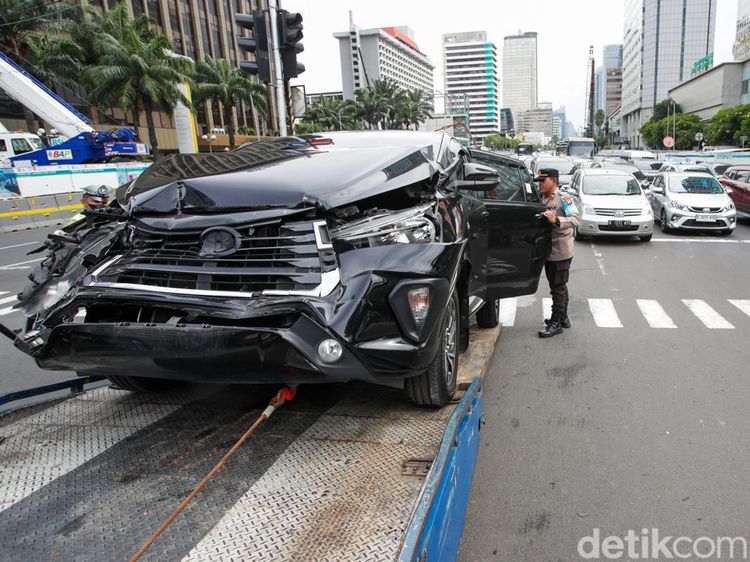 Kecelakaan Mobil Pribadi di Thamrin, Bagian Depan Ringsek