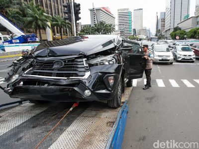 Kecelakaan Mobil Pribadi di Thamrin, Bagian Depan Ringsek