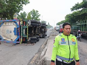 Sopir Ngantuk, Truk Tangki di Lamongan Tabrak Tronton Lalu Terguling