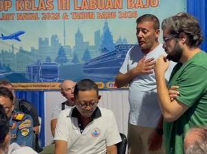 Momen Keluarga Mohon Tim SAR Lanjutkan Pencarian 1 Anak Pelatih Valencia
