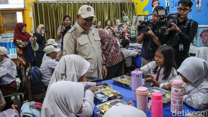 Kepala Badan Gizi Nasional (BGN) Dadan Hindayana turun langsung ke lapangan dengan meninjau pelaksanaan program Makan Bergizi Gratis (MBG) di SDN 01 Kalibaru Pagi, Kecamatan Cilincing, Jakarta Utara, Kamis (8/1/2026). Kunjungan ini dilakukan untuk memastikan program MBG perdana di awal tahun 2026 berjalan sesuai standar gizi dan tepat sasaran, khususnya bagi siswa sekolah dasar di wilayah pesisir.
