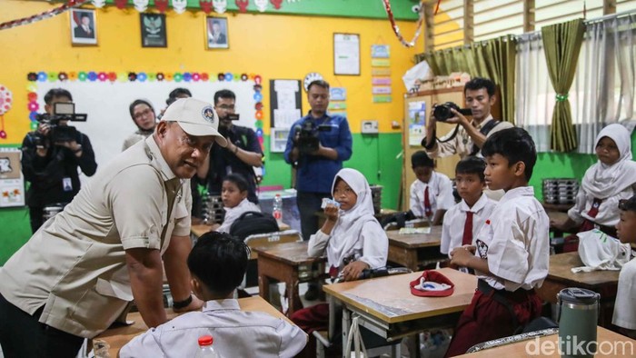 Kepala Badan Gizi Nasional (BGN) Dadan Hindayana turun langsung ke lapangan dengan meninjau pelaksanaan program Makan Bergizi Gratis (MBG) di SDN 01 Kalibaru Pagi, Kecamatan Cilincing, Jakarta Utara, Kamis (8/1/2026). Kunjungan ini dilakukan untuk memastikan program MBG perdana di awal tahun 2026 berjalan sesuai standar gizi dan tepat sasaran, khususnya bagi siswa sekolah dasar di wilayah pesisir.