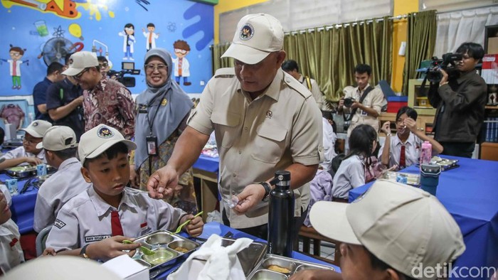 Kepala Badan Gizi Nasional (BGN) Dadan Hindayana turun langsung ke lapangan dengan meninjau pelaksanaan program Makan Bergizi Gratis (MBG) di SDN 01 Kalibaru Pagi, Kecamatan Cilincing, Jakarta Utara, Kamis (8/1/2026). Kunjungan ini dilakukan untuk memastikan program MBG perdana di awal tahun 2026 berjalan sesuai standar gizi dan tepat sasaran, khususnya bagi siswa sekolah dasar di wilayah pesisir.