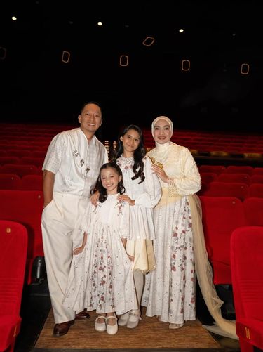 Brand hijab lokal, Klamby baru saja merilis koleksi Hari Raya dalam bentuk film musikal, bernuansa kehangatan dan kebersamaan keluarga.