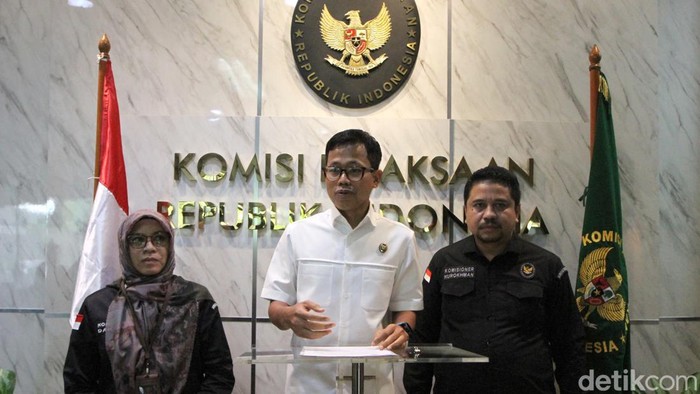 Ketua Komisi Kejaksaan RI (Komjak) Prof Pujiyono Suwadi, Komisioner Komisi Kejaksaan RI Nurokhman dan Sekretaris Komisi Kejaksaan
RI Dahlena saat memberikan keterangan pers di Jakarta, Kamis (08/01/2025).

Pada Tahun 2025, Komisi Kejaksaan menerima 1.070 laporan pengaduan masyarakat, dengan 588 laporan ditujukan langsung kepada Komisi Kejaksaan dan menjadi fokus penanganan, sedangkan 453  laporan merupakan tembusan.