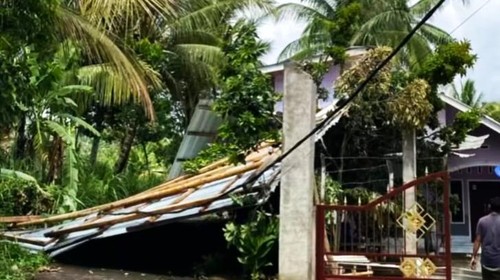 Kondisi rumah warga Desa Perigi, Kecamatan Suela, Lombok Timur, NTB yang rusak setelah diterjang angin kencang. Kamis (8/1/2026). (Dok. Humas Polres Lombok Timur)