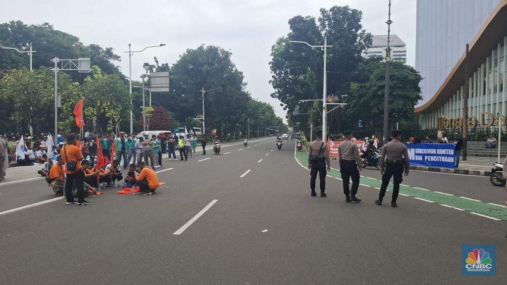 Lalu lintas Jalan Medan Merdeka Selatan mulai dialihkan setelah puluhan buruh mulai memasuki lokasi demo, Kamis (8/1/2026). (CNBC Indonesia/
Chandra Dwi Pranata)