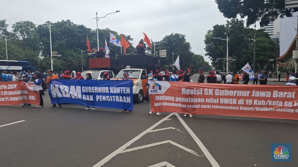 Lalu lintas Jalan Medan Merdeka Selatan mulai dialihkan setelah puluhan buruh mulai memasuki lokasi demo, Kamis (8/1/2026). (CNBC Indonesia/
Chandra Dwi Pranata)