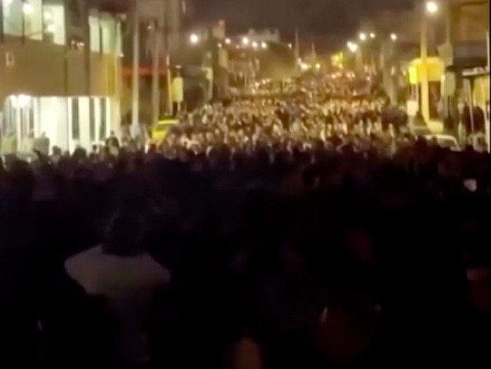 Lautan Manusia Penuhi Jalanan Abdanan Iran