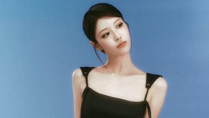 Di foto berbeda, si member Lovelyz yang sering viral karena kelakuan dorky-nya itu tampil dengan dress hitam dan stocking jaring-jaring. (Foto: dok. AOMG)