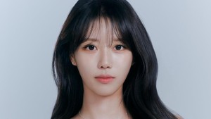 AOMG mengunggah foto profil Mijoo dalam berbagai gaya, salah satunya formal bergaun putih dengan rambut digerai. (Foto: dok. AOMG)