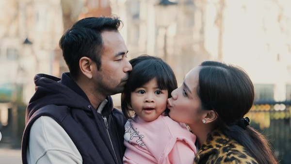 8 Gaya Lily Anak Raffi-Nagita, Dress Fendi Hingga Tas Dior Curi Atensi