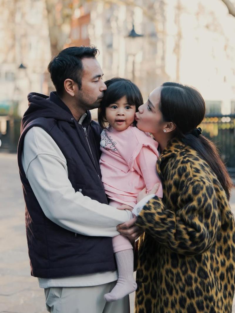 8 Gaya Lily Anak Raffi-Nagita, Dress Fendi Hingga Tas Dior Curi Atensi