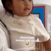 Tampak seperti kaos putih biasa, diketahui busana yang dikenakan Lily berasal dari merek mewah Dior. Hal itu dapat terlihat jelas dari sablon merek yang terdapat pada bagian depan kaos. Diperkirakan kaos Dior yang dikenakan Lily itu bernilai sekitar Rp 4,2 juta. Foto: Instagram